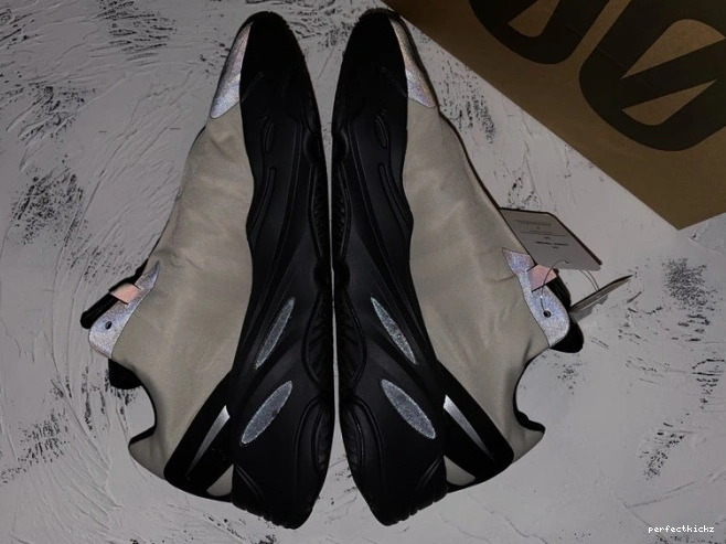 Bone Adidas Boost 700 MNVN Yeezy FY3729 0714